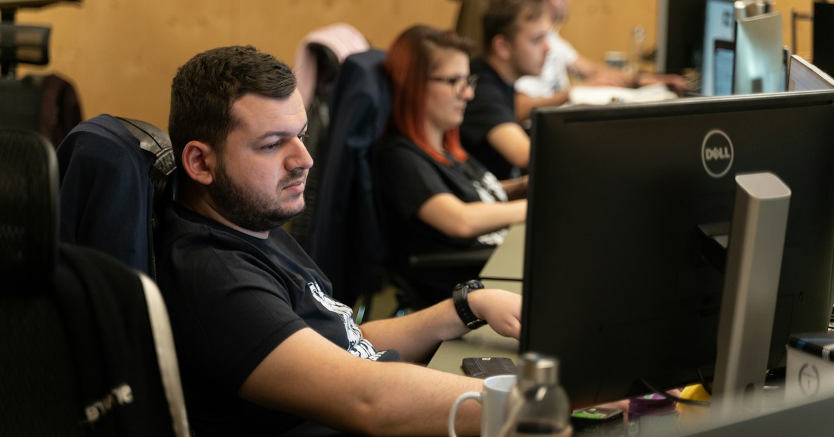 Equipo comercial trabajando frente a monitores: web conectada a un CRM en Argentina